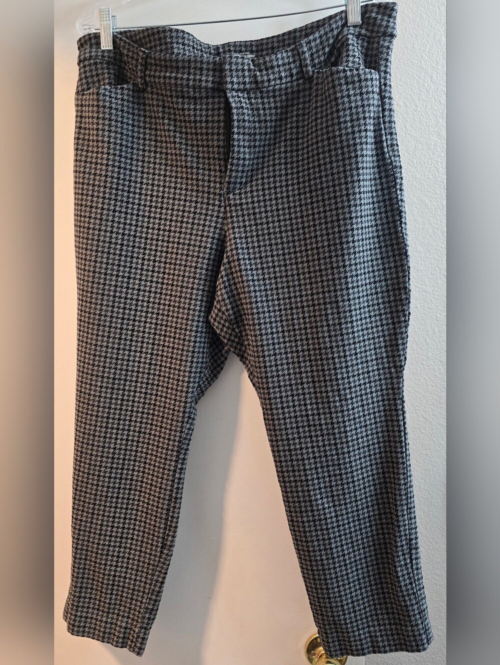 143 Old Navy Black and White Houndstooth Cropped Pants